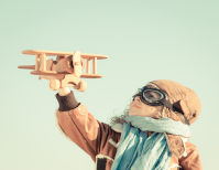 Viagem ou viajem? Menino segura avião de brinquedo