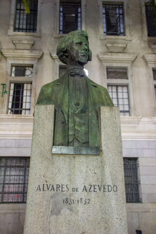 Monumento em homenagem ao escritor Álvares de Azevedo. [1]