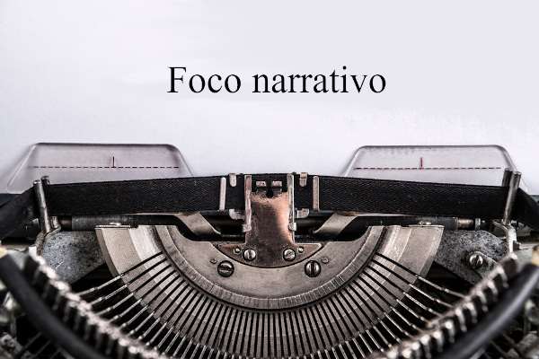 Papel na máquina de escrever com o escrito “foco narrativo”.