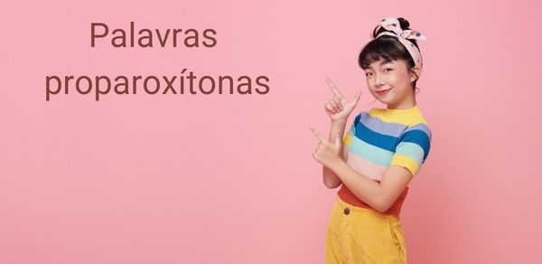 Menina asiática apontando para o escrito “palavras proparoxítonas”.