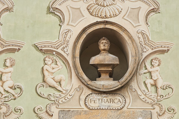 Busto de Francesco Petrarca em exposição na Suíça, um dos mais importantes sonetistas europeus, autor de inúmeros sonetos.