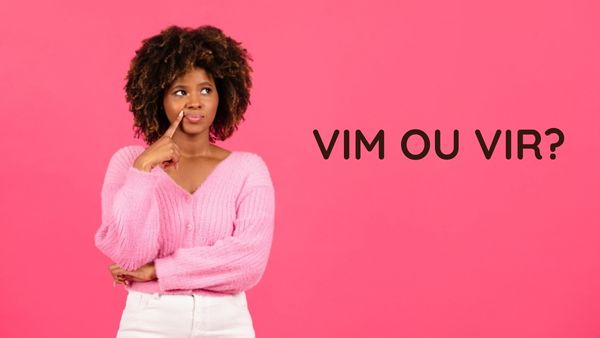 Jovem, com expressão de dúvida, olhando para o escrito “vim ou vir?”.