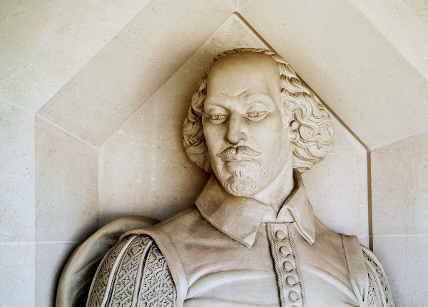 Escultura do escritor inglês William Shakespeare, em Londres, no Reino Unido.