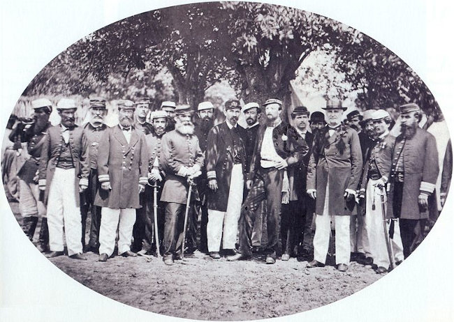 Visconde de Taunay ao lado de vários oficiais brasileiros durante a Guerra do Paraguai, entre eles Conde d’Eu e José Paranhos.