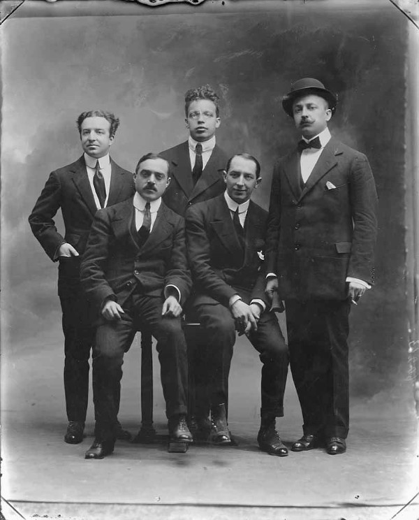 Retrato com cinco artistas do futurismo em 1914.