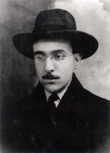 Retrato do escritor Fernando Pessoa, muito conhecido pelas obras que assina e pelas obras assinadas por seus heterônimos.