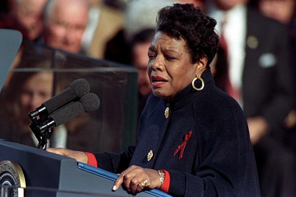 Maya Angelou discursando em 1993. A poetisa teve também importante papel político nos Estados Unidos.