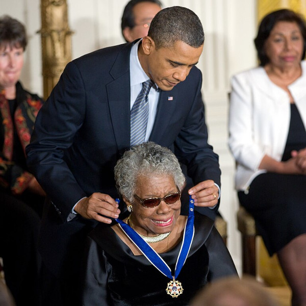 Maya Angelou recebendo a Medalha Presidencial da Liberdade das mãos do presidente Barack Obama.