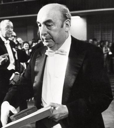 Pablo Neruda recebendo o Prêmio Nobel de Literatura em 1971.[1]