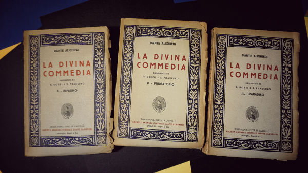 Edições de “A divina comédia”, famosa obra do italiano Dante Alighieri que representa o humanismo na literatura.