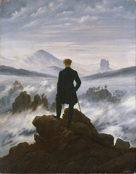 Homem do alto de algumas pedras observando a névoa, em uma pintura romântica de Caspar David.