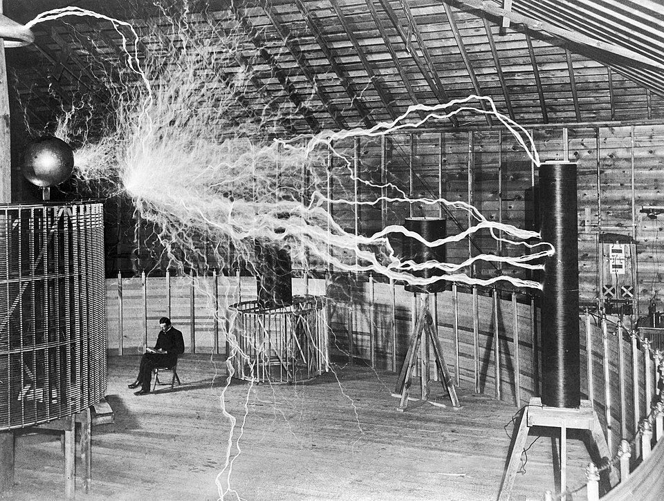 Fotografia de Nikola Tesla, um exemplo de linguagem não verbal.