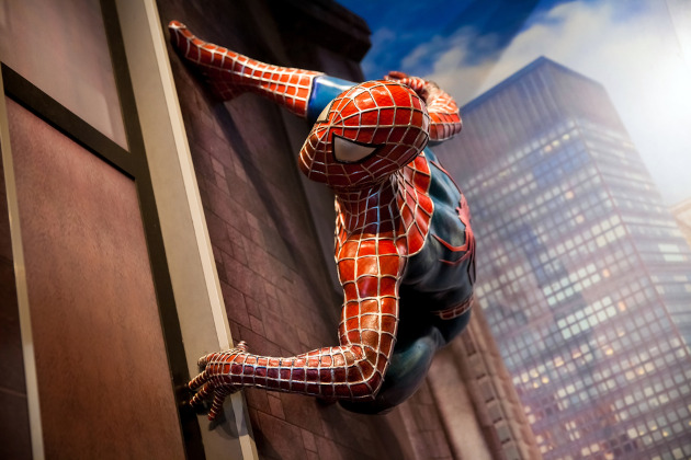 Imagem do Homem-Aranha escalando um edifício em texto sobre intertextualidade.