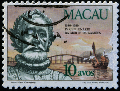 Camões Camões marcou o século XVI e orgulhou o povo português ao escrever Os Lusíadas.*