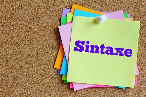 Sintaxe é o conjunto das regras que determinam as diferentes possibilidades de associação das palavras